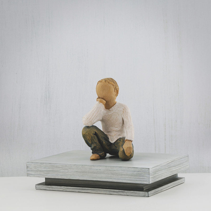 Figurine Enfant curieux - Willow Tree - <i>Épanoui par votre amour et votre affection</i>