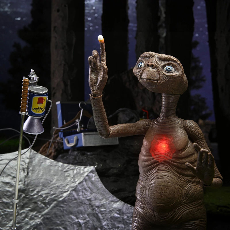 E.T. 40TH ANNIVERSARY - 7" SCALE ACTION FIGURE - ULTIMATE DELUXE E.T. W LED CHEST